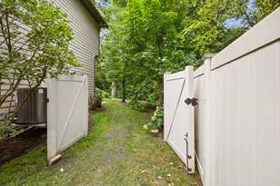 331 Brookside Cir, Wheaton, IL 60187 - Photo 54