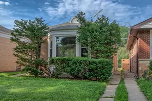 3110 W Jarvis Ave, Chicago, IL 60645 - Photo 2