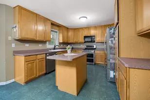 2877 Sarah Ct, Elgin, IL 60124 - Photo 10
