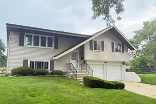 1916 Capital Ct, Schaumburg, IL 60193 - Photo 2
