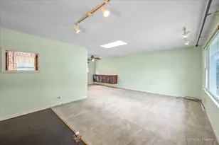 933 Carol Ave, Elgin, IL 60123 - Photo 10