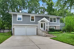 2S465 Barclay Pl, Glen Ellyn, IL 60137 - Photo 1