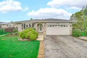 16424 Maplewood Ct, Tinley Park, IL 60477 - Photo 2