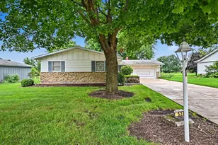 524 Parkside Dr, Sycamore, IL 60178 - Photo 2