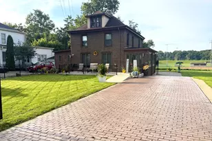 527 E Main St, Ottawa, IL 61350 - Photo 2