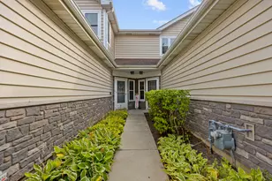 1181 Regency Dr, Schaumburg, IL 60193 - Photo 2