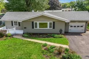 326 Farview Dr, North Aurora, IL 60542 - Photo 4