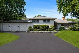 2250 White Oak Dr, Northbrook, IL 60062 - Photo 2
