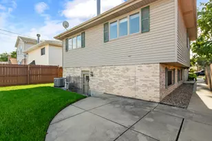 10633 S Whipple St, Chicago, IL 60655 - Photo 4