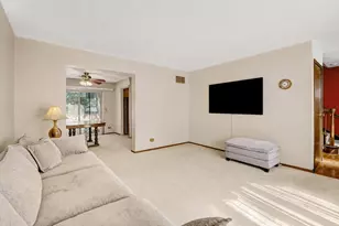 330 Elmwood Ln, Bloomingdale, IL 60108 - Photo 4