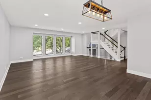 933 W Essex Pl, Arlington Heights, IL 60004 - Photo 2