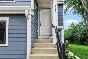 912 Manchester Cir, Schaumburg, IL 60193 - Photo 2