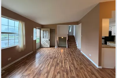 301 Cherrywood Court #301, Vernon Hills, IL 60061 - Photo 4