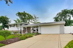 8938 S 81st Ave, Hickory Hills, IL 60457 - Photo 2