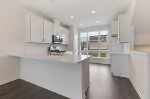 1289 Lakepointe Dr, Schaumburg, IL 60173 - Photo 2