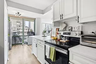 111 W Maple St, Chicago, IL 60610 - Photo 8