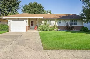 6 Ridgewood Rd, Elk Grove Village, IL 60007 - Photo 2