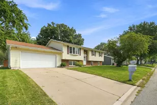 105 Spruce Dr, Colona, IL 61241 - Photo 2