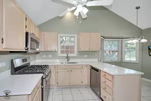 8641 Pearson Dr, Darien, IL 60561 - Photo 8