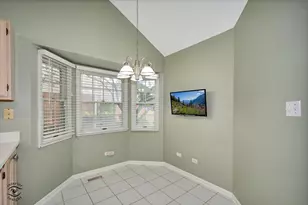 8641 Pearson Dr, Darien, IL 60561 - Photo 10