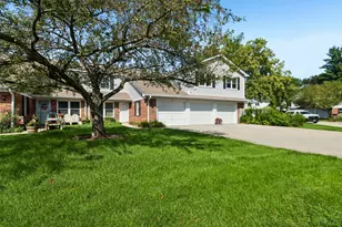 45 Willow Cir, Cary, IL 60013 - Photo 2