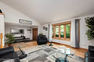 9S434 Allison Ct, Willowbrook, IL 60527 - Photo 2