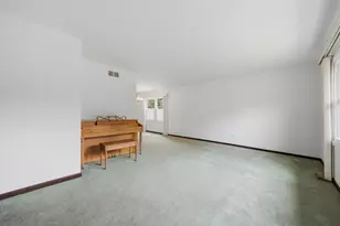 20650 N Florence Ave, Prairie View, IL 60069 - Photo 12