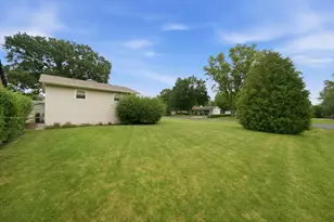 20650 N Florence Ave, Prairie View, IL 60069 - Photo 6