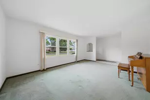 20650 N Florence Ave, Prairie View, IL 60069 - Photo 14