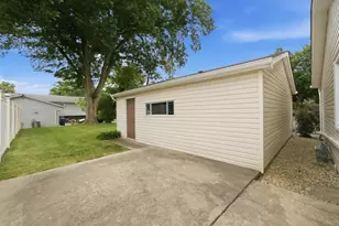 20650 N Florence Ave, Prairie View, IL 60069 - Photo 8