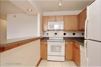 655 W Irving Park Road #1115, Chicago, IL 60613 - Photo 8