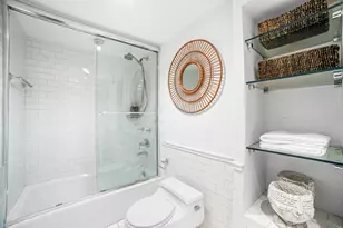 100 E Huron St, Chicago, IL 60611 - Photo 24