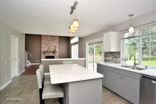 300 Briarwood Ln, Algonquin, IL 60102 - Photo 2