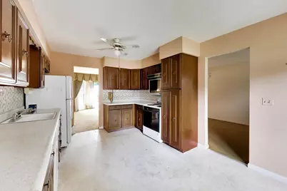 1910 E Robinhood Lane, Arlington Heights, IL 60004 - Photo 12