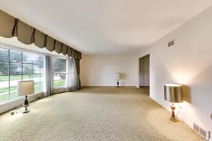 1910 E Robinhood Ln, Arlington Heights, IL 60004 - Photo 8