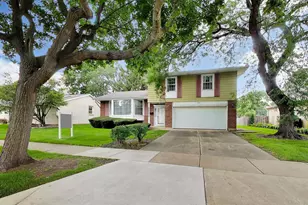 1910 E Robinhood Ln, Arlington Heights, IL 60004 - Photo 4