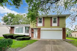 1910 E Robinhood Ln, Arlington Heights, IL 60004 - Photo 2