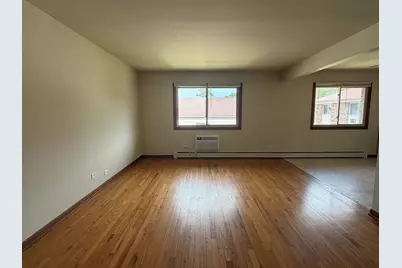 826 N Milwaukee Avenue #D2, Libertyville, IL 60048 - Photo 2