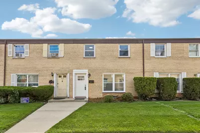 852 Colonial Drive #E, Wheeling, IL 60090 - Photo 1