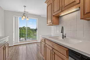 815 Leicester Rd, Elk Grove Village, IL 60007 - Photo 10
