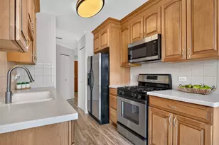 815 Leicester Rd, Elk Grove Village, IL 60007 - Photo 6