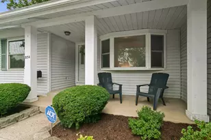 574 Bristol Ln, Elk Grove Village, IL 60007 - Photo 2