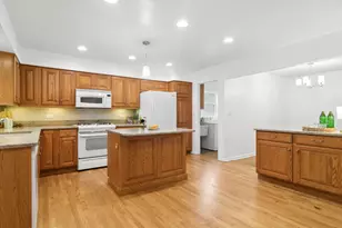 574 Bristol Ln, Elk Grove Village, IL 60007 - Photo 6
