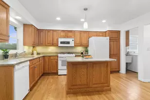 574 Bristol Ln, Elk Grove Village, IL 60007 - Photo 6