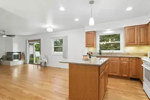 574 Bristol Ln, Elk Grove Village, IL 60007 - Photo 8