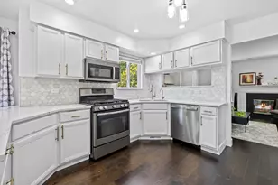 2462 Green Valley Ct, Aurora, IL 60503 - Photo 4