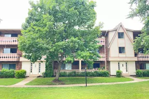 4 Parkside Ct, Vernon Hills, IL 60061 - Photo 1