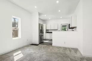 655 W Clark St, Freeport, IL 61032 - Photo 10