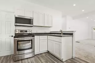 655 W Clark St, Freeport, IL 61032 - Photo 12