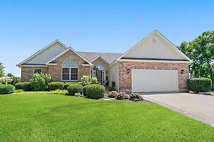 1426 Beach Ln, Sycamore, IL 60178 - Photo 2